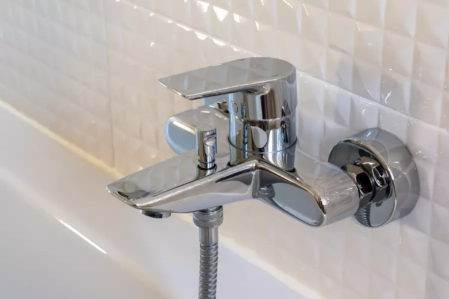 Grifería y baño sin cal con descalcificador